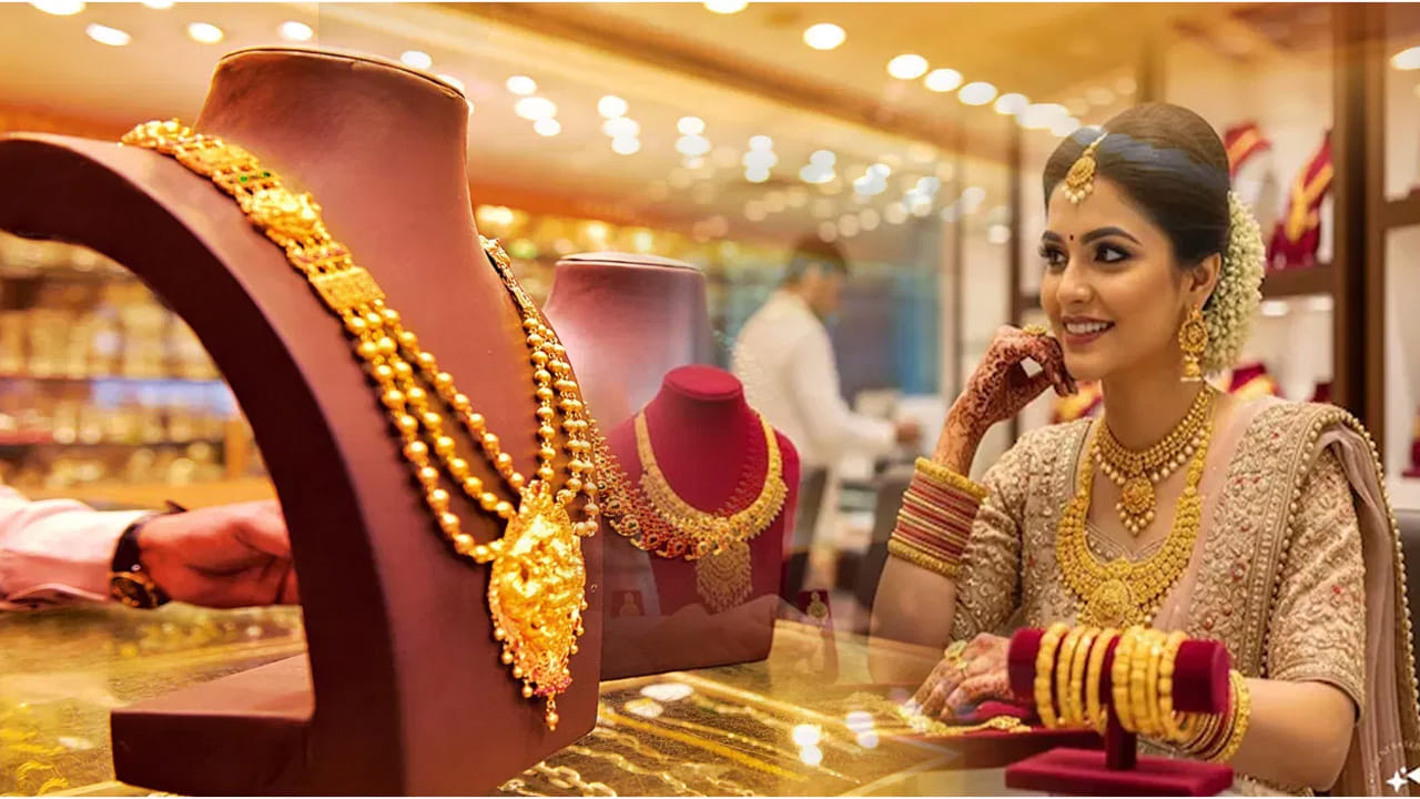  Gold Price Today: క్రమంగా దిగి వస్తున్న బంగారం ధరలకు నాలుగైదు రోజుల కిందట ఒక్కసారిగా రెక్కలొచ్చాయి. అయితే రికార్డు స్థాయిలో దూసుకుపోతున్న బంగారం, వెండి ధరలు రెండు రోజుల నుంచి మళ్లీ తగ్గుముఖం పడుతున్నాయి. నాలుగు రోజుల కిందట తులం బంగారం ధర రూ.1,62,000లకుపైగా వెళ్లగా, ప్రస్తుతం భారీగానే దిగి వచ్చింది. 
