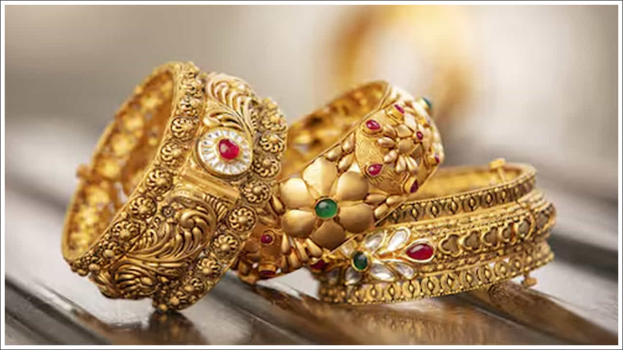 మార్చి 19న రికార్డు స్థాయిలో ధర తగ్గింది. 24 క్యారెట్ల 10 గ్రాముల బంగారంపై ఏకంగా 7,140 రూపాయలు తగ్గింది. అలాగే 22 క్యారెట్ల 10 గ్రాములపై 6500 రూపాయల వరకు దిగి వచ్చింది.