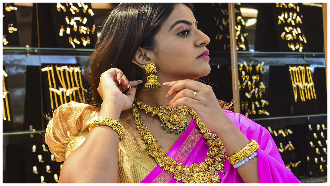  ధర తగ్గిన తర్వాత 24 క్యారెట్ల 10 గ్రాముల బంగారం ధర రూ.1,50,280 రూపాయలు ఉండగా, 22 క్యారెట్ల 10 గ్రాముల ధర రూ.1,37,750 వద్ద కొనసాగుతోంది. ఇలా రోజురోజుకు భారీ స్థాయిలో దిగి రావడం, అది కూడా ఉగాది పండగ సమయంలో తగ్గిపోవడం మహిళలకు శుభవార్తేనని చెప్పాలి.