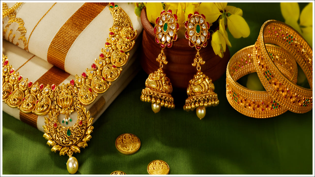  Gold, Silver Prices: బంగారం, వెండి ధరలు రోజు రోజుకు భారీగా పతనం అవుతున్నాయి. రికార్డు స్థాయిలో దిగి వస్తున్నాయి. ఒకప్పుడు తులం బంగారం  ధర రూ.2 లక్షల వరకు వెళ్లగా.. ఇప్పుడు రికార్డ్‌ స్థాయిలో తగ్గింపుతో నమోదవుతోంది. అలాగే వెండి కూడా కిలోకు ఏకంగా 4 లక్షలకు వెళ్లగా ఇప్పుడు భారీ స్థాయిలో దిగి వస్తోంది.