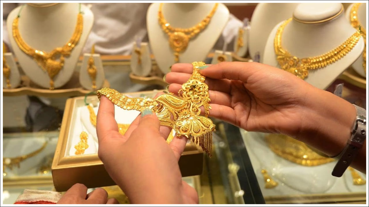  మన తెలుగు సంప్రదాయం ప్రకారం ఉగాది పండుగ నాడు బంగారం లేదా వెండి వస్తువులను కొనుగోలు చేయడం అత్యంత శుభప్రదమని భావిస్తారు. కొత్త ఏడాదిలో పసిడిని ఇంటికి తెచ్చుకుంటే ఏడాది పొడవునా లక్ష్మీదేవి కటాక్షం ఉంటుందని, ఆర్థికంగా కలిసి వస్తుందని నమ్మకం. దీంతో ధరలు భారీ స్థాయిలో దిగి రావడం శుభ పరిణామం.