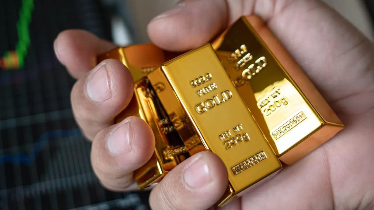 బంగారం ధరలపై సీన్ రివర్స్ అయింది. ఇరాన్-ఇజ్రాయెల్ మధ్య యుద్దంతో తీవ్ర ఉద్రిక్తకర పరిస్థితులు ఏర్పడటంతో రెండు రోజులుగా బంగారం ధరలు పెరుగుతున్న విషయం తెలిసిందే. కానీ ఒక్కసారిగా ధరల్లో ఊహించని మార్పులు చోటుచేసుకుంటున్నాయి. సోమవారం ధరలు ఒక్కసారిగా పడిపోయాయి. ఈ పరిణామంతో కొనుగోలుదారులు ఊరట చెందుతున్నారు. పసిడి ధరలు కుప్పకూలడంతో కొనుగోలు చేసేందుకు ఆసక్తి చూపిస్తున్నారు.