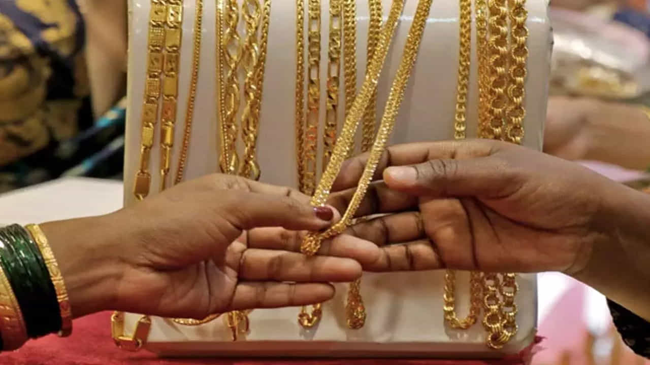 సోమవారం బంగారం ధరలు రూ.3,290 తగ్గాయి. ఈ తగ్గింపు తర్వాత ప్రస్తుతం హైదరాబాద్‌లో 10 గ్రాముల 24 క్యారెట్ల మేలిమి బంగారం ధర రూ.1,69,800కి పడిపోయింది. నిన్న ఈ రేటు రూ.1,73,090 వద్ద స్థిరపడింది. ఆదివారంతో పోలిస్తే రూ.3,290క డౌన్ అయింది. ఇక 22 క్యారెట్ల ధర రూ. 1,55,650కి తగ్గిపోయింది. నిన్న రూ.1,58,650కి కుప్పకూలింది. నిన్నటితో పోలిస్తే రూ.3 వేలు తగ్గింది.
