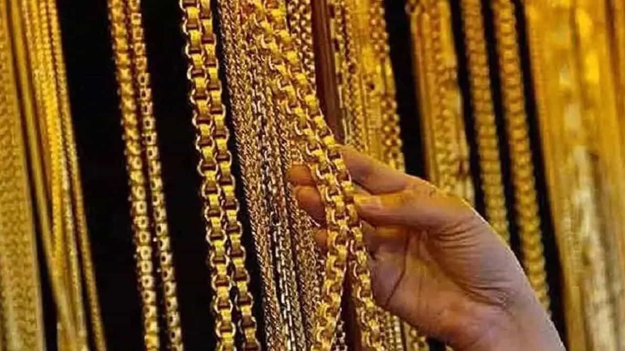 ఇక విజయవాడ, విశాఖపట్నంలో కూడా పై ధరలే కొనసాగుతున్నాయి. ఇక చెన్నైలో 24 క్యారెట్ల గోల్డ్ రేటు రూ.1,70,840గా ఉంది. ఆదివారం ఈ ధర రూ.1,72,090గా ఉండేది. నిన్నటితో చూసుకుంటే చెన్నైలో రూ.1250 మాత్రమే తగ్గింది. ఇక 22 క్యారెట్ల ధర రూ.1,56,600గా ప్రస్తుతం కొనసాగుతోంగా.. నిన్న రూ.1,57,750 వద్ద స్థిరపడింది.
