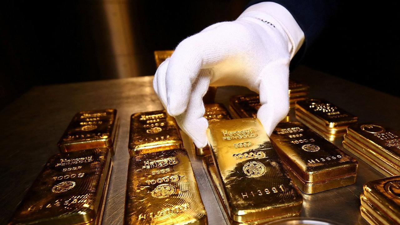 ఇక విజయవాడ, విశాఖపట్నంలో కూడా పై ధరలే కొనసాగుతున్నాయి. అటు చెన్నైలో 24 క్యారెట్ల గోల్డ్ రేటు రూ.1,72,090గా ఉండగా.. శనివారం రూ.1,69,640 వద్ద స్థిరపడింది. నిన్నటితో పోలిస్తే రూ.2450 పెరిగింది. ఇక చెన్నైలో 22 క్యారెట్ల బంగారం ధర రూ.1,57,750గా ఉండగా.. నిన్న రూ.1,55,500 వద్ద స్థిరపడింది.