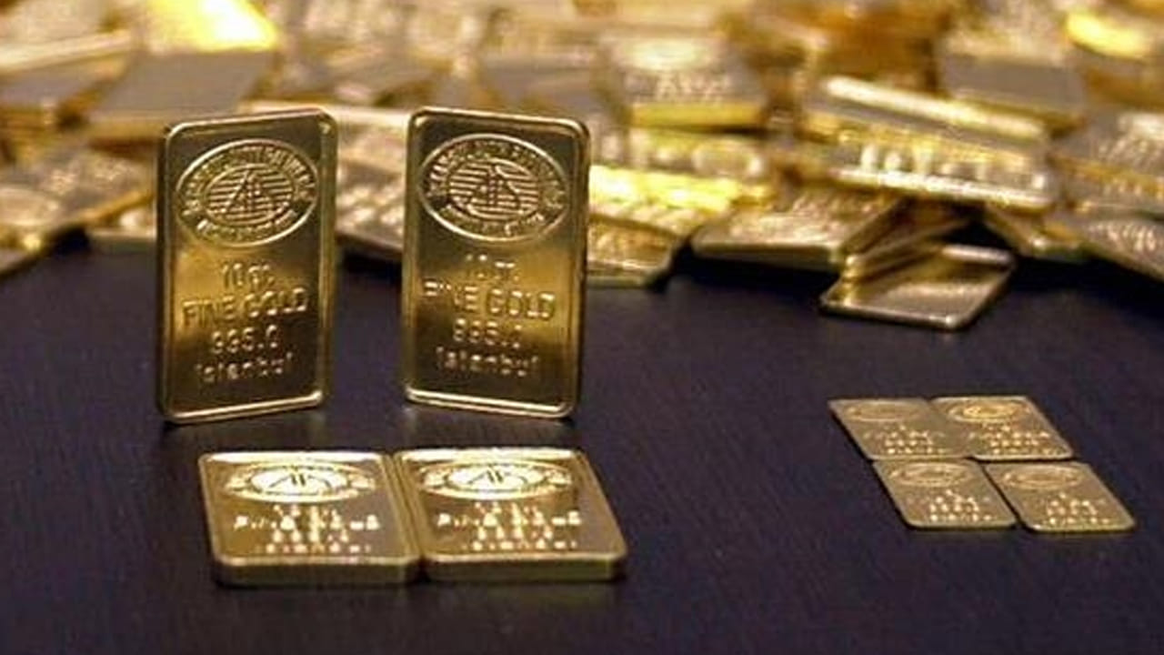 బెంగళూరులో 10 గ్రాముల 24 క్యారెట్ల ప్యూర్ బంగారం ధర రూ.1,73,080గా ఉండగా.. నిన్న రూ.1,68,710 వద్ద కొనసాగుతోంది. ఇక 22 క్యారెట్ల ధర రూ.1,58,650గా ఉండగా.. నిన్న రూ.1,54,650 వద్ద స్థిరపడింది. ఇక ఢిల్లీలో 24 క్యారెట్లు రూ.1,73,230గా ఉండగా.. 22 క్యారెట్ల ధర రూ.1,58,800గా ఉంది.