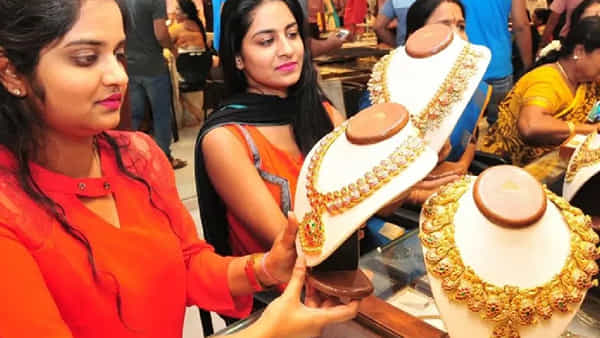 Gold Price Today: మళ్లీ పుంజుకుంటున్న బంగారం ధర.. వెండి మాత్రం తగ్గింది!