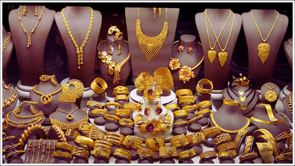 Gold Price: గత 15 ఏళ్లలో ఇదే భారీ తగ్గింపు.. ఇంకా రికార్డ్ స్థాయిలో తగ్గనున్న బంగారం, వెండి ధరలు.. ఎంతంటే..!