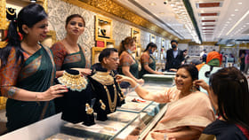 కొన్ని గంటల్లోనే పెరిగిన బంగారం ధర.. భారీగా తగ్గిన వెండి..!