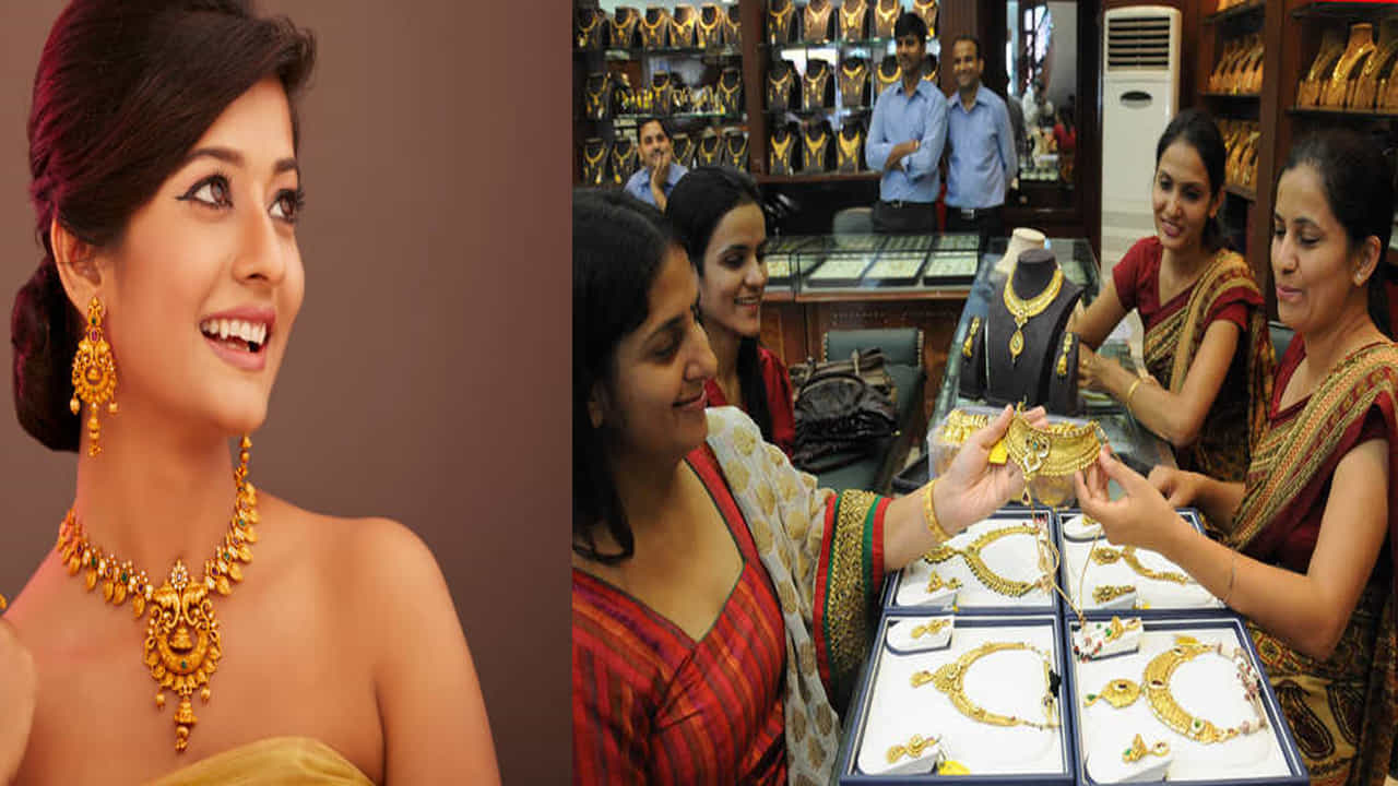 Gold Price Today: గత కొన్ని నెలలుగా దేశంలో బంగారం, వెండి ధరలు గణనీయంగా హెచ్చుతగ్గులకు లోనవుతున్నాయి. మధ్యప్రాచ్య సంఘర్షణను ముగించడానికి ఇరాన్తో ఒప్పందం కుదుర్చుకోవడానికి గడువును అమెరికా అధ్యక్షుడు డొనాల్డ్ ట్రంప్ మరోసారి వాయిదా వేయడంతో బంగారం, వెండి ధరలు తగ్గినట్లే తగ్గి మళ్లీ ఎగబాకుతోంది. తాజాగా మార్చి 27న బంగారం ధర 160 రూపాయలు పెరుగగా, 22 క్యారెట్ల 10 గ్రాములపై 150 వరకు పెరిగింది. ఇక వెండి మాత్రం భారీగా తగ్గింది. కిలో వెండిపై ఏకంగా 10 వేల రూపాయల వరకు తగ్గుముఖం పట్టింది