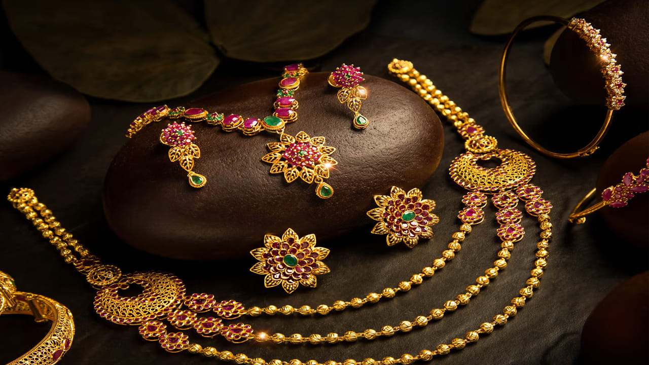  అయితే బంగారం, వెండి ధరలు తగ్గడానికి అనేక కారణాలు ఉన్నాయి. మార్కెట్ నిపుణుల విశ్లేషణ ప్రకారం.. అంతర్జాతీయంగా భౌగోళిక రాజకీయ ఉద్రిక్తతలు కొంత తగ్గుముఖం పట్టడం, అమెరికా సెంట్రల్ బ్యాంక్ (Fed) వడ్డీ రేట్లపై తీసుకుంటున్న నిర్ణయాలు బంగారం ధరలపై ఎఫెక్ట్‌ చూపాయి. గత వారం రోజులుగా నిలకడగా పెరిగిన ధరల నేపథ్యంలో.. ఇన్వెస్టర్లు తమ దగ్గరున్న బంగారాన్ని అమ్మి లాభాలను గడించడం వల్ల మార్కెట్‌లో పెట్టుబడులు పెరిగి ధరలు తగ్గుముఖం పట్టాయి.