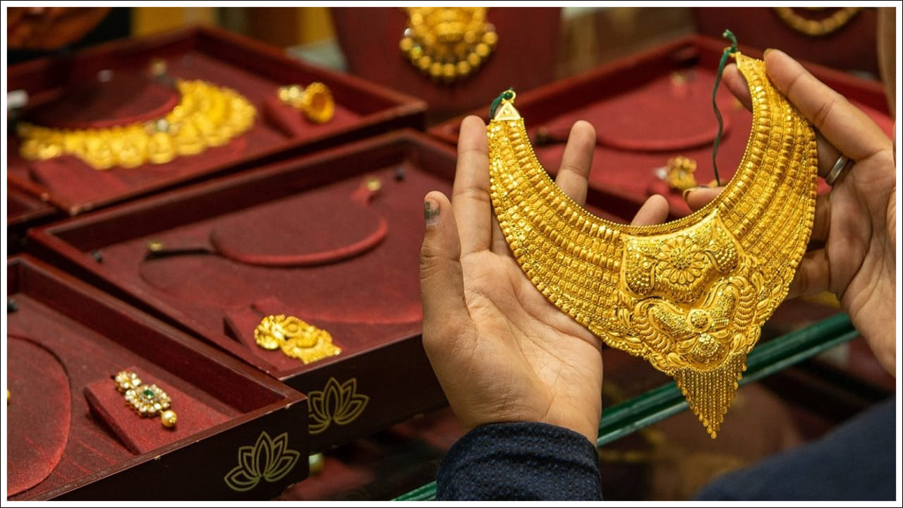 Gold Price: బంగారం, వెండి ధరలు భారీ స్థాయిలో పతనం అవుతున్నాయి. చరిత్రలో ఎన్నడు లేని విధంగా దిగి వస్తున్నాయి. అంతర్జాతీయంగా వారంలోనే పసిడి 10 శాతం, వెండి 15 శాతం క్షిణించింది. 2011 తర్వాత బంగారానికి ఒక వారంలో అధిక నష్టం వాటిల్లింది. ఇక 2026 ఫిబ్రవరి 27న ఇరాన్ యుద్ధం ప్రారంభం కావడానికి కేవలం ఒక రోజు ముందు భారతదేశంలో 10 గ్రాముల బంగారం ధర రూ.1.59 లక్షలుగా ఉండేది. అయితే యుద్ధం ప్రారంభమైన 22వ రోజు మార్చి 21 నాటికి, దాని ధర దాదాపు 8% తగ్గి రూ.1.47 లక్షలకు పడిపోయింది. అదే మార్చి 23న తులం బంగారంపై ఏకంగా రూ.5,950 తగ్గింది. ప్రస్తుతం తులం బంగారం ధర రూ.1,40,020 వద్ద ట్రేడవుతోంది. అంతర్జాతీయ మార్కెట్లో కూడా బంగారం ధరలు దాదాపు 14% తగ్గి, ఔన్సుకు $4,488కి చేరాయి. ఈ ధోరణి కొద్దిగా భిన్నంగా ఉంది. ఎందుకంటే సాధారణంగా యుద్ధ సమయాల్లో బంగారం ధరలు పెరుగుతాయి.