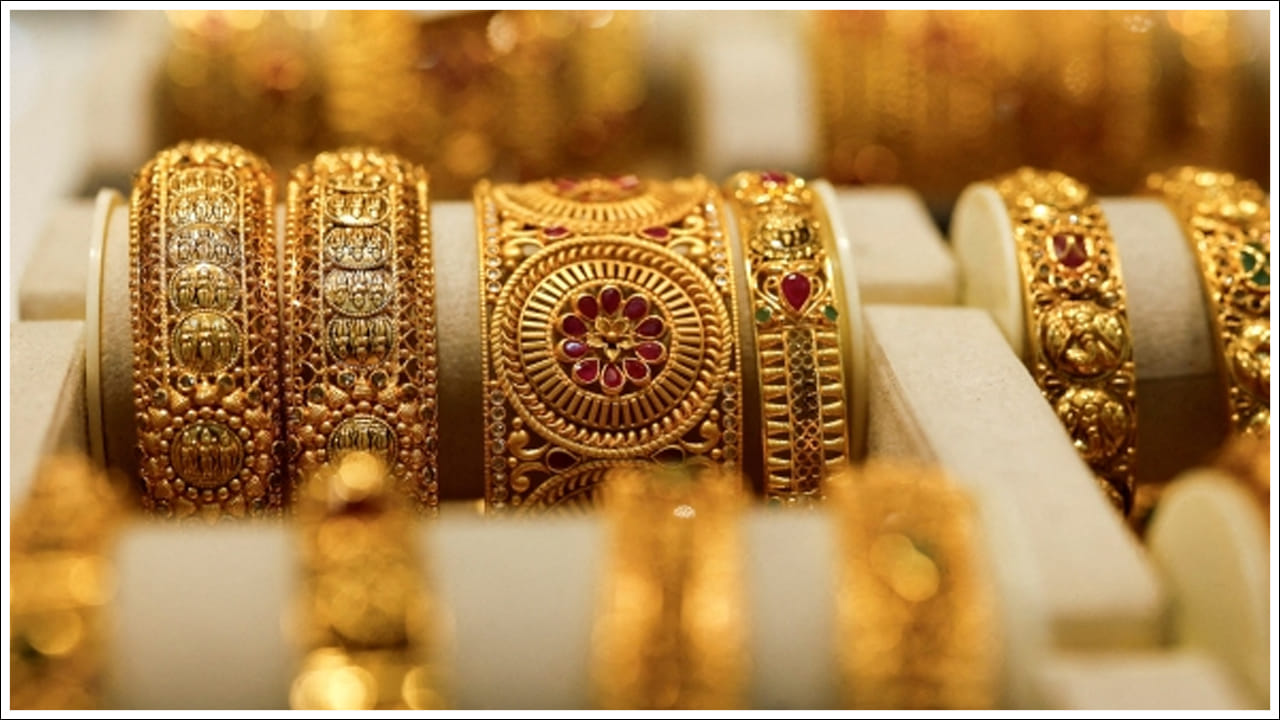 బంగారం ఎల్లప్పుడూ సురక్షితమైన పెట్టుబడిగా పరిగణిస్తారు. యుద్ధం లేదా అనిశ్చితి ఉన్నప్పుడల్లా ప్రజలు బంగారంలో పెట్టుబడి పెడతారు. దీనివల్ల ధరలు పెరుగుతాయి. ఉదాహరణకు 1990 గల్ఫ్ యుద్ధం, 2003 ఇరాక్ యుద్ధం సమయంలో బంగారం గణనీయమైన లాభాలను చూసింది. రష్యా-ఉక్రెయిన్ యుద్ధం (2022) సమయంలో బంగారం ధర మొదట్లో పెరిగినా, తర్వాత పడిపోయింది.