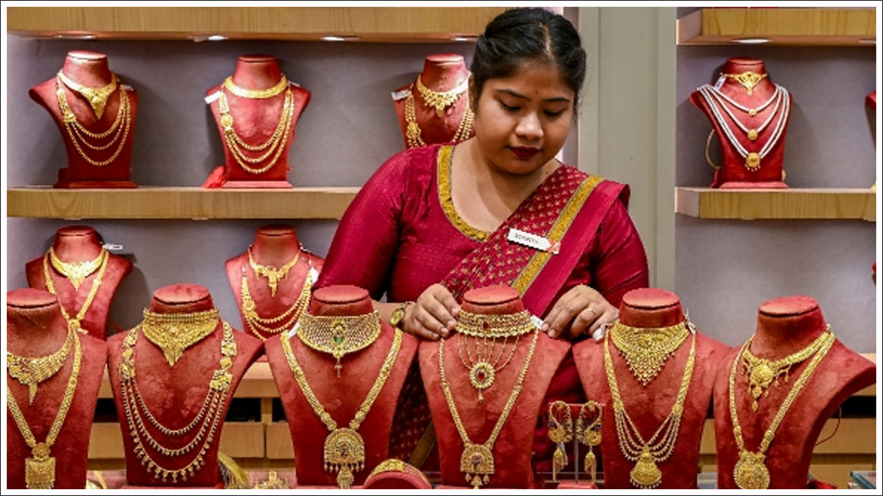 లాభాల స్వీకరణ: 2025లో బంగారం ధర సుమారు 74% పెరిగింది. పెట్టుబడిదారులు లాభాలను స్వీకరించడం ప్రారంభించడంతో ధరలపై ఒత్తిడి పెరిగింది. భారతదేశంలో బలహీనమైన డిమాండ్: అధిక ధరల కారణంగా వినియోగదారులు తమ కొనుగోళ్లను తగ్గించుకున్నారు. ముంబైలో ఆభరణాల అమ్మకాలు 75% మేర తగ్గినట్లు సమాచారం. అంతేకాకుండా, ఆభరణాల వ్యాపారులు కూడా తమ వద్ద నిల్వలు అధికంగా ఉండటం వల్ల కొత్త కొనుగోళ్లను తగ్గిస్తున్నారు.