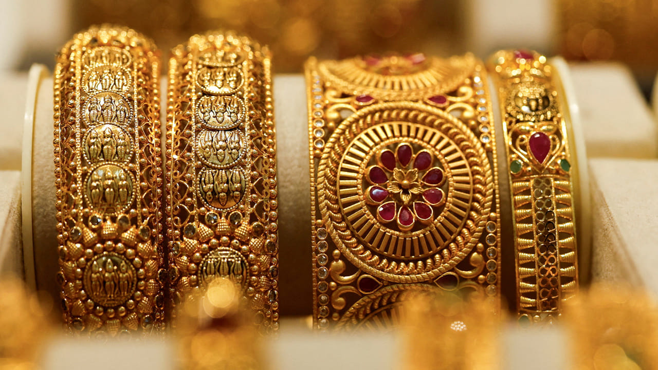  తాజాగా మార్చి 28వ తేదీన ఉదయం 10 గంటల సమయంలో బంగారం, వెండి ధరలు భారీగా పెరిగాయి. 24 క్యారెట్ల 10 గ్రాములపై ఏకంగా 2,510 రూపాయలు  పెరిగింది. అదే 22 క్యారెట్ల 10 గ్రాములపై 2,300 వరకు ఎగబాకింది. ఇదే విధంగా 18 క్యారెట్ల 10 గ్రాములపై1880 రూపాయల వరకు పెరిగింది.