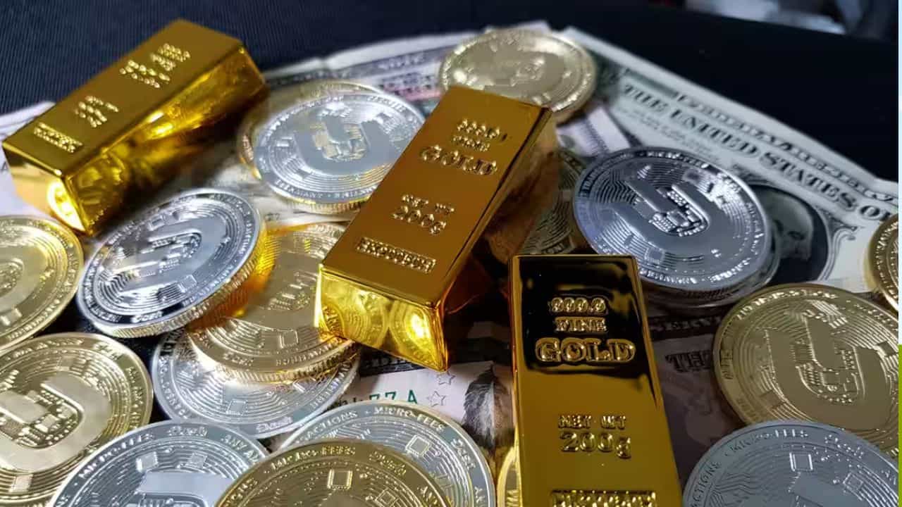గోల్డ్, సిల్వర్ ప్రియులకు ఇదో సూపర్ గుడ్న్యూస్ అనే చెప్పాలి, ఎందుకంటే ఇరాన్- ఇజ్రాయెల్ యుద్ధం నేపథ్యంలో గత మూడు నాలుగు రోజులుగా వరుసగా పెరుగుతూ వచ్చిన బంగారం, వెండి ధరలు సడెన్గా మంగళవారం రెండోసారి తగ్గుముఖం పట్టాయి. కాబట్టి తాజా హెచ్చుతగ్గుల తర్వాత బంగారం, వెండి ధరలు ఎలా ఉన్నాయో చూద్దాం.