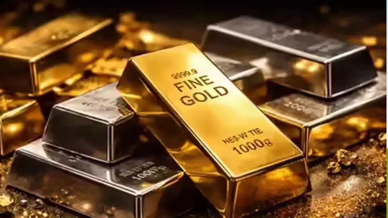 ఇక సిల్వర్ ధర విషయానికి వస్తే కొన్ని గంటల్లోనే వెండి ధర భారీగా దిగొచ్చింది. 4 గంటల్లోనే కేజీ వెండిపై ఏకంగా రూ. 20వేల వరకు తగ్గింది. తగ్గిన ధరల తర్వాత ప్రస్తుతం దేశీయ మార్కెట్లో కేజీ వెండి ధర రూ.2.95,000 వద్ద కొనసాగుతుంది. కానీ హైదరాబాద్లో మాత్రం కేజీ వెండి రూ.3,15,000గా ఉంది. ఇక విజయవాడ, విశాఖలోనూ ఇవే రేట్లు ఉన్నాయి.