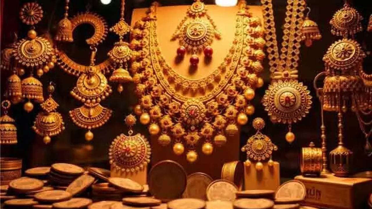 ఇక వెండి విషయానికి వస్తే వెండి కూడా బంగారం బాటలోనే దూసుకొస్తుంది. శనివారం ఒక్కరోజే వెండి ధర ఏకంగా రూ.10,000 దిగొచ్చింది. ఉదయం 6గంటలకు రూ. 2,59,900 ఉన్న కేజీ వెండి ధర ఉదయం 11గంటలకు రూ.10వేలు తగ్గి 2,50,000 వేలకు చేరింది. అయితే బంగారం ధరలను డాలర్ ప్రభావం చేస్తుంటుంది. కాబట్టి ఎప్పుడైనా ధరలు మారవచ్చు. మీకు ఎప్పకప్పుడూ అప్డేట్స్ ధరలు తెలియాలంటే సంబంధిత వెబ్సైట్లను సందర్శించండి.