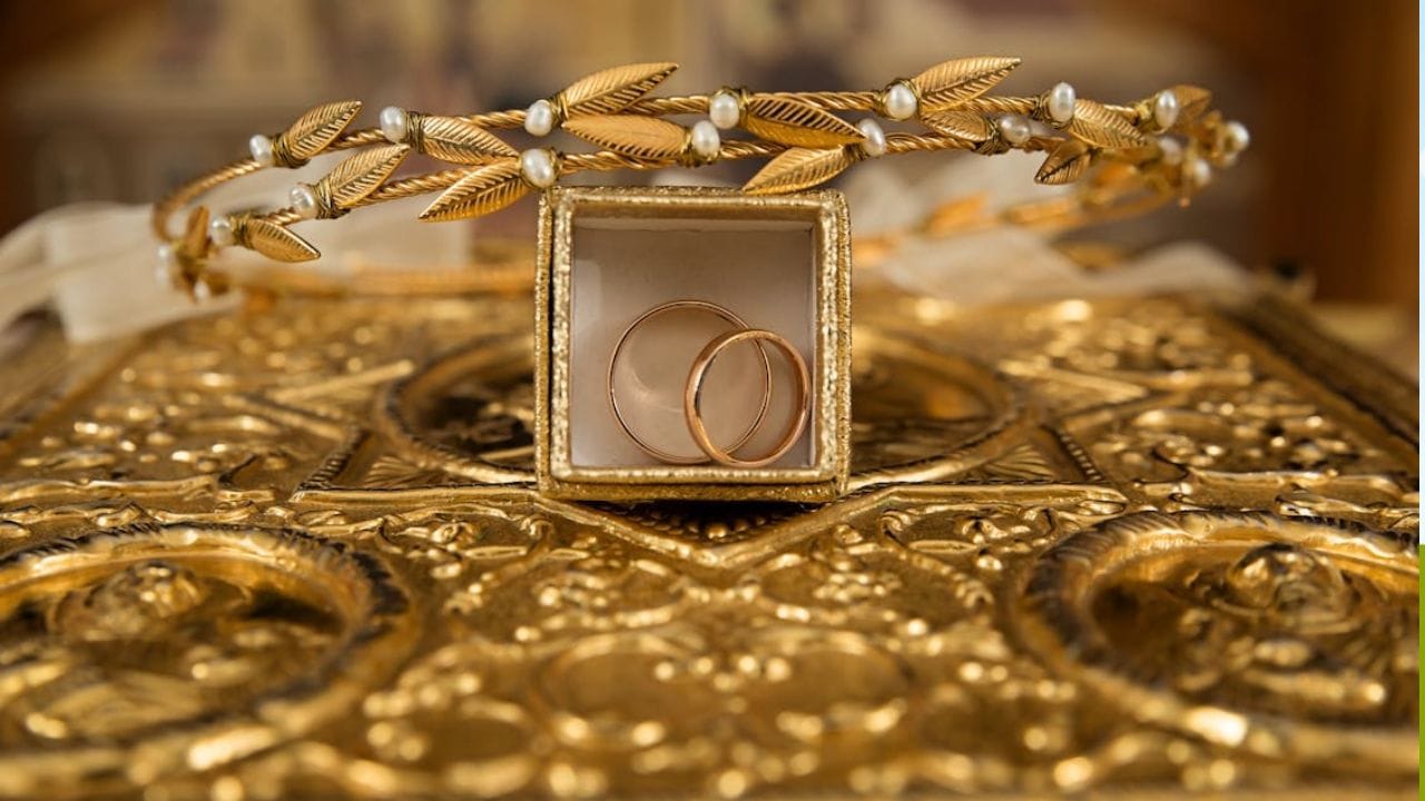 ఇక దేశవ్యాప్తంగా ప్రధాన నగరాలైన ముంబై, బెంగళూరు, కేరళ పూణెలో సైతం 24 క్యారెట్ల బంగారం ధర రూ.1,70,020 వద్ద కొనసాగుతోండగా.. 22 క్యారెట్ల రేటు రూ.1,55,290గా ఉంది. ఇక ఢిల్లీలో మాత్రం 10 గ్రాముల 24 క్యారెట్ల స్వచ్చమైన మేలిమి బంగారం రూ.1,70,170గా ఉండగా చెన్నైలో తులం బంగారం ధర రూ.1,70,730 వద్ద కొనసాగుతుంది.