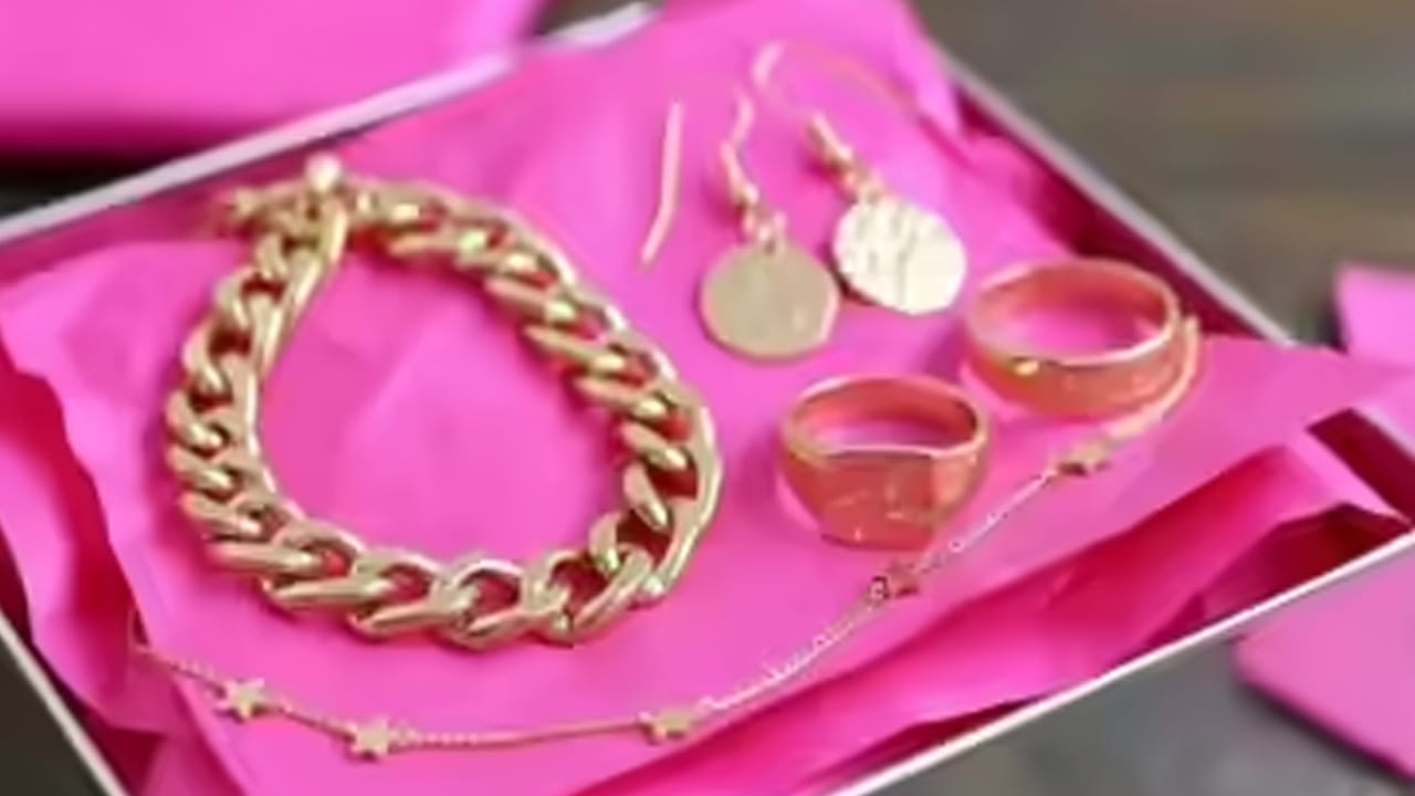 యాసిడ్ ఫ్రీ పేపర్ (Acid-Free Quality): సాధారణ వార్తాపత్రికలు లేదా ఇతర కాగితాల్లో రసాయనాలు, యాసిడ్స్ ఉండవచ్చు. ఇవి లోహాలతో చర్య జరిపి వాటిపై మచ్చలు పడేలా చేస్తాయి. కానీ, నగల కోసం వాడే ఈ పింక్ పేపర్లు యాసిడ్ ఫ్రీగా ఉంటాయి. ఇవి లోహానికి ఎలాంటి హాని చేయవు.