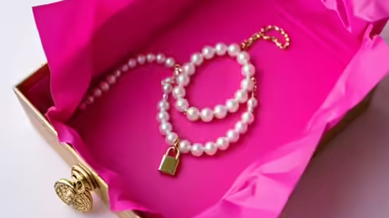 మృదుత్వం (Softness): ఈ కాగితం చాలా మెత్తగా ఉంటుంది. దీనివల్ల సున్నితమైన ఆభరణాలపై గీతలు (Scratches) పడకుండా ఉంటాయి. ఒక బాక్సులో రెండు మూడు రకాల నగలు ఉన్నప్పుడు అవి ఒకదానికొకటి తగలకుండా ఈ కాగితం రక్షిస్తుంది.