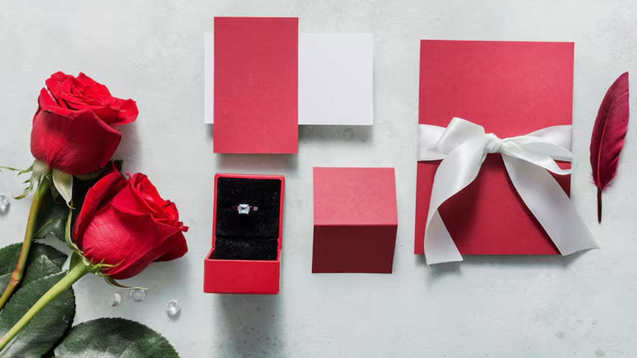 అంతేకాదు..ఇది ఒక మార్కెటింగ్ ట్రిక్ కూడా. గులాబీ రంగు ఆభరణాల మెరుపును మరింత స్పష్టంగా, ఆకర్షణీయంగా చూపిస్తుంది. వినియోగదారుడికి ఆ నగను చూడగానే ఒక సానుకూల భావన (Positive Feeling) కలుగుతుంది. అందుకే మీరు ఇంట్లో నగలు దాచుకునేటప్పుడు కూడా ప్లాస్టిక్ కవర్లలో కాకుండా, ఇలాంటి గులాబీ కాగితంలో చుట్టి ఉంచడం వల్ల అవి ఎక్కువ కాలం కొత్తవిలా మెరుస్తాయి.