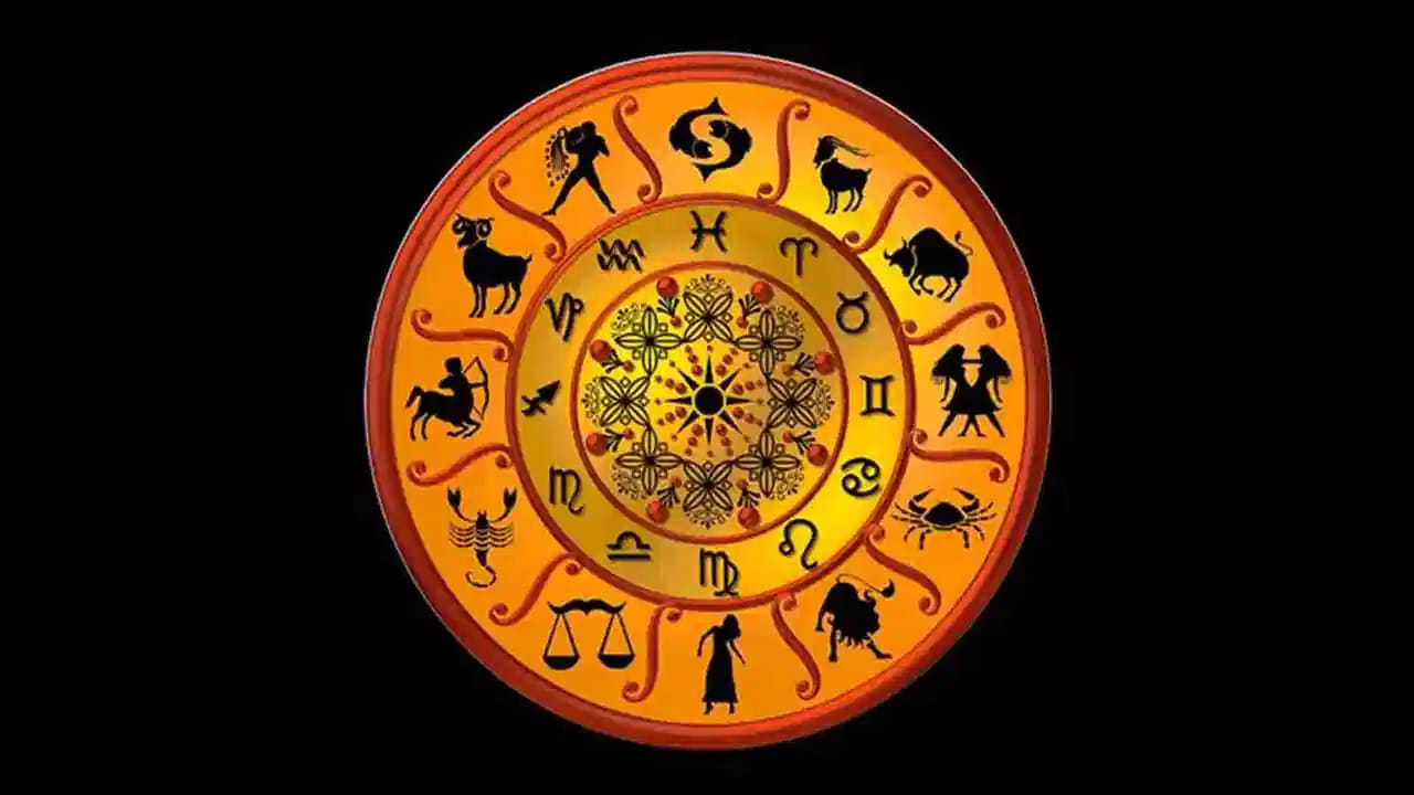 ప్రముఖ జ్యోతిష్యుడు ప్రశాంత్ కిన్ గురించి ప్రత్యేకంగా చెప్పా్ల్సిన పని లేదు. ఆయన అంచనాలు చాలావరకు నిజం అయ్యాయి. ముఖ్యంగా ఈయన జనవరి నెలలో బంగారం ధర విపరీతంగా పెరిగిపోతుందని జోస్యం చెప్పాడు. అలాగే ఆయన అంచనాలు నిజం అయ్యాయి. ఊహించని విధంగా బంగారం పెరుగుతూ వచ్చింది.