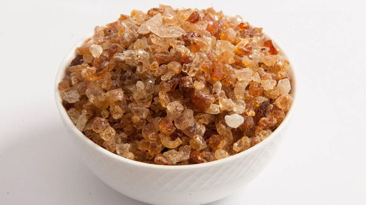 పేగుల రక్షణ (Soothing effect): పేగుల వాపు (Inflammation) లేదా ఇరిటబుల్ బవెల్ సిండ్రోమ్ (IBS) వంటి సమస్యలు ఉన్నవారికి గోండ్ కతీరా ఒక ఉపశమనకారిగా పనిచేస్తుంది. ఇది పేగుల గోడలపై ఒక రక్షక పొరలా ఏర్పడి ఇరిటేషన్ తగ్గిస్తుంది. శరీరంలోని మెటబాలిజంను పెంచడమే కాకుండా, ఇది తిన్న తర్వాత కడుపు నిండిన అనుభూతిని కలిగిస్తుంది. దీనివల్ల అతిగా తినడం తగ్గి, బరువు సులభంగా తగ్గుతారు.