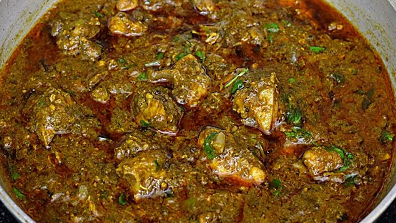 తయారుచేయు విధానం: ముందుగా, ఒక గిన్నె తీసుకొని, అందులో శుభ్రంగా కడిగిన గోంగూరను వేసుకోవాలి. ఆ తర్వాత 1/2 కప్ వాటర్, అలాగే చిటికెడు పసుపు వేసుకొని ఉడికించాలి. గోంగూర చల్లారిన తర్వాత మెత్తగా రుబ్బుకోవాలి. ఇప్పుడు ఒక కళాయిలో నూనె వేడి చేసి, ఉల్లిపాయ ముక్కలు వేసి బంగారు రంగు వచ్చేవరకు వేయించాలి. అల్లం వెల్లుల్లి పేస్ట్ వేసి పచ్చి వాసన పోయేంత వరకు వేయించి, చికెన్ ముక్కలు కలపాలి. చికెన్ రంగు మారిన తర్వాత పసుపు, కారం, ధనియా పౌడర్, జీలకర్ర, గరం మసాలా, తగినంత ఉప్పు వేసి బాగా కలిపి మూత పెట్టి ఉడికించాలి. ఇలా లేకపోతే.. నేరుగా చికెన్ లో గోంగూర కూడా వేసుకోవచ్చు..