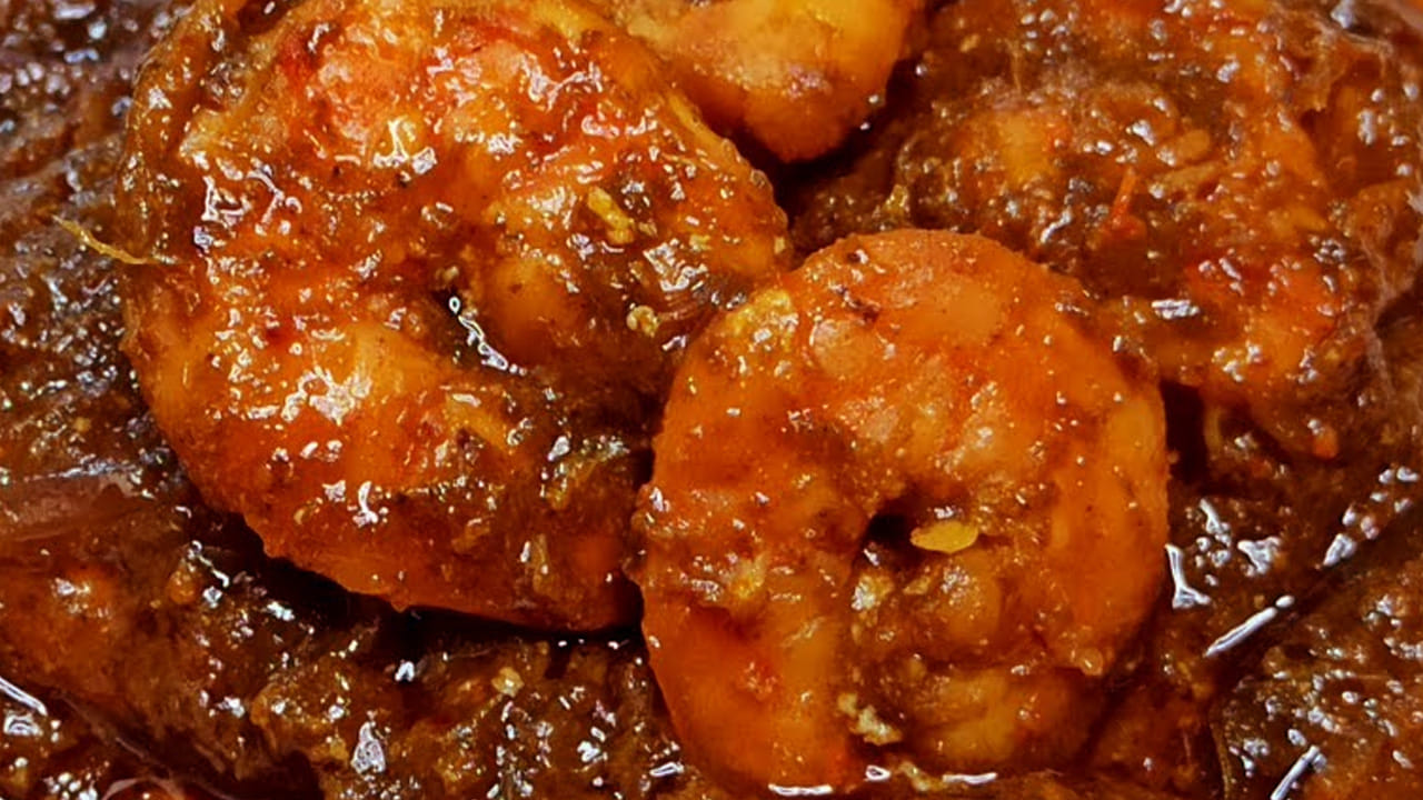 ముందుగా  రొయ్యలను తీసుకుని వాటిని ఉప్పుతో బాగా కడగాలి. ఆ తర్వాత ఒక టేబుల్ స్పూన్ నిమ్మరసం, పసుపుతో క్లీన్ చేసి, దానిలో కొంచం సాల్ట్, అర టీ స్పూన్ పసుపు వేసి నీరు బయటకు వచ్చే వరకు బాగా వేయించి పెట్టుకోవాలి.