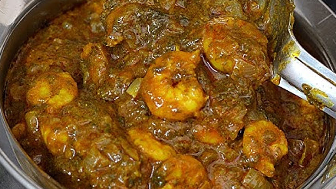 
గ్యాస్ స్టవ్ వెలిగించి ఒక పాన్ తీసుకుని దానిలో కొద్దిగా ఆయిల్ వేసి అది వేడయ్యాక  గోంగూర ఆకులను, పచ్చిమిర్చి ముక్కలను వేసి వాటిని బాగా మెత్తగా మగ్గించి చల్లారిన తర్వాత మిక్సీలో కానీ, రోటిలో కానీ బాగా  రుబ్బుకోవాలి. 
