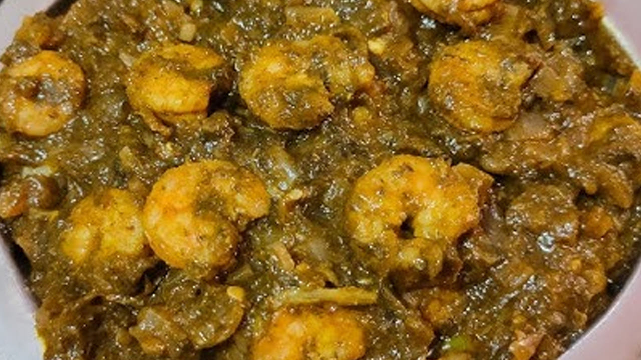  పాన్‌లో ఆయిల్ వేసి, ఉల్లిపాయ ముక్కలు, ఒక టేబుల్ అల్లం  వెల్లుల్లి పేస్ట్ వేసి బాగా వేయించాలి.  ఒక టేబుల్ స్పూన్  కారం,  ఒక టేబుల్ స్పూన్ ధనియాల పొడి, ఒక టేబుల్ స్పూన్ గరం మసాలా కూడా వేసి బాగా వేయించాలి.
