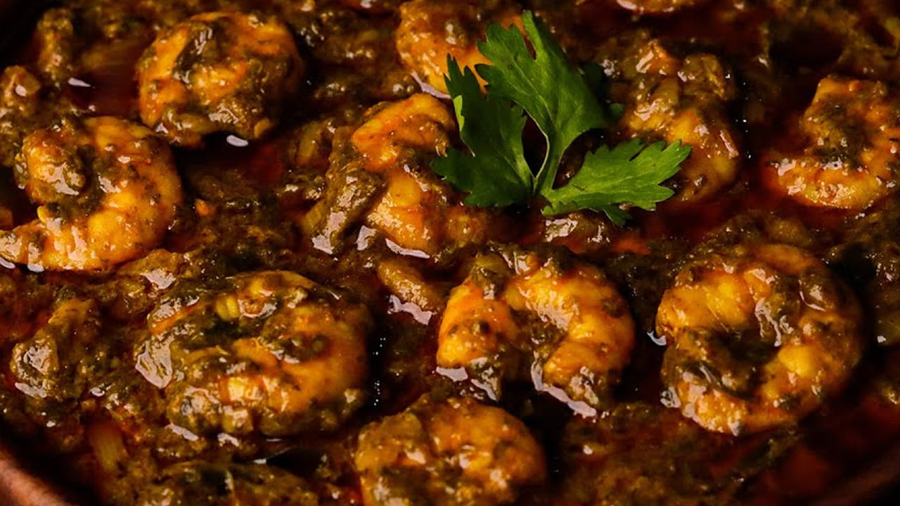 కావాల్సిన పదార్థాలు: పావుకిలో  రొయ్యలు, ఒక గోంగూర  కట్ట, అర కప్పు ఉల్లిపాయలు ముక్కలు , పచ్చిమిర్చి ముక్కలు , ఒక టేబుల్ స్పూన్ అల్లం వెల్లుల్లి పేస్ట్, ఒక టేబుల్ స్ఫూన్ కారం, అర టీ స్పూన్ పసుపు, ఒక టేబుల్ స్పూన్ ధనియాల పొడి, ఒక కప్పు నూనె.
