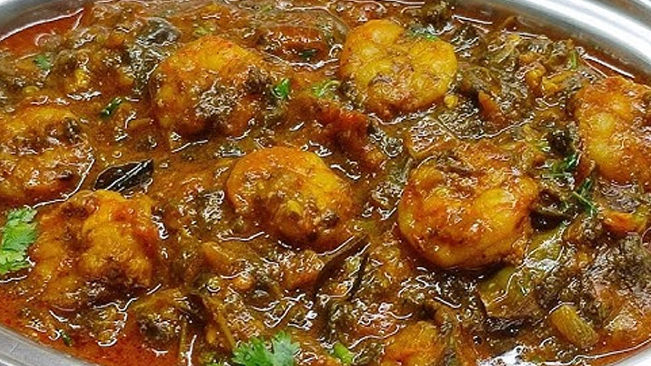 వేయించిన రొయ్యలను  ముందుగా రెడీ చేసుకున్న  గోంగూర పేస్ట్ లో వేసి, దానిలో రుచికి తగినంత  ఉప్పు వేసి,   వాటిలో కొంచం నీళ్లు పోసి స్టవ్ మీదే నుంచి వాటిని బాగా ఉడికించాలి. కొత్తి మీర వేసి కిందకు దించేయండమే. 
