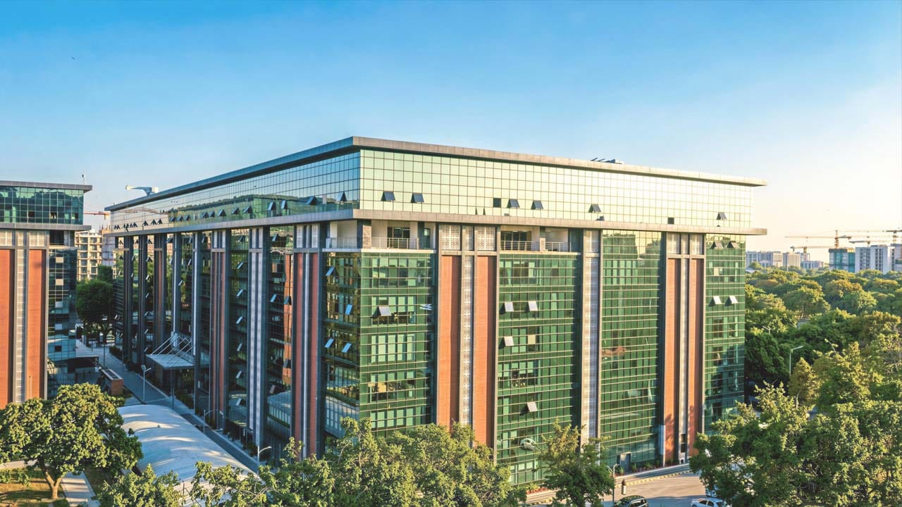  దీంతో ప్రభుత్వం పన్ను చెల్లింపుదారులపై ఎలాంటి భారం లేకుండా ఈ భారీ ప్రాజెక్టును పూర్తి చేయగలుగుతుంది. అంతేకాదు, ఖర్చులు తీర్చిన తర్వాత కూడా సుమారు రూ.2,300 కోట్లకు పైగా మిగులు ప్రభుత్వానికి లభించే అవకాశముంది. ఈ విధంగా ఆధునిక గృహాలు, మెరుగైన మౌలిక వసతులు అందించడంతో పాటు ప్రభుత్వ ఖజానాపై భారం లేకుండా అమలు చేస్తున్న ఈ ప్రాజెక్టు ఢిల్లీలో ఒక ప్రత్యేక పట్టణాభివృద్ధి నమూనాగా నిలుస్తోంది.