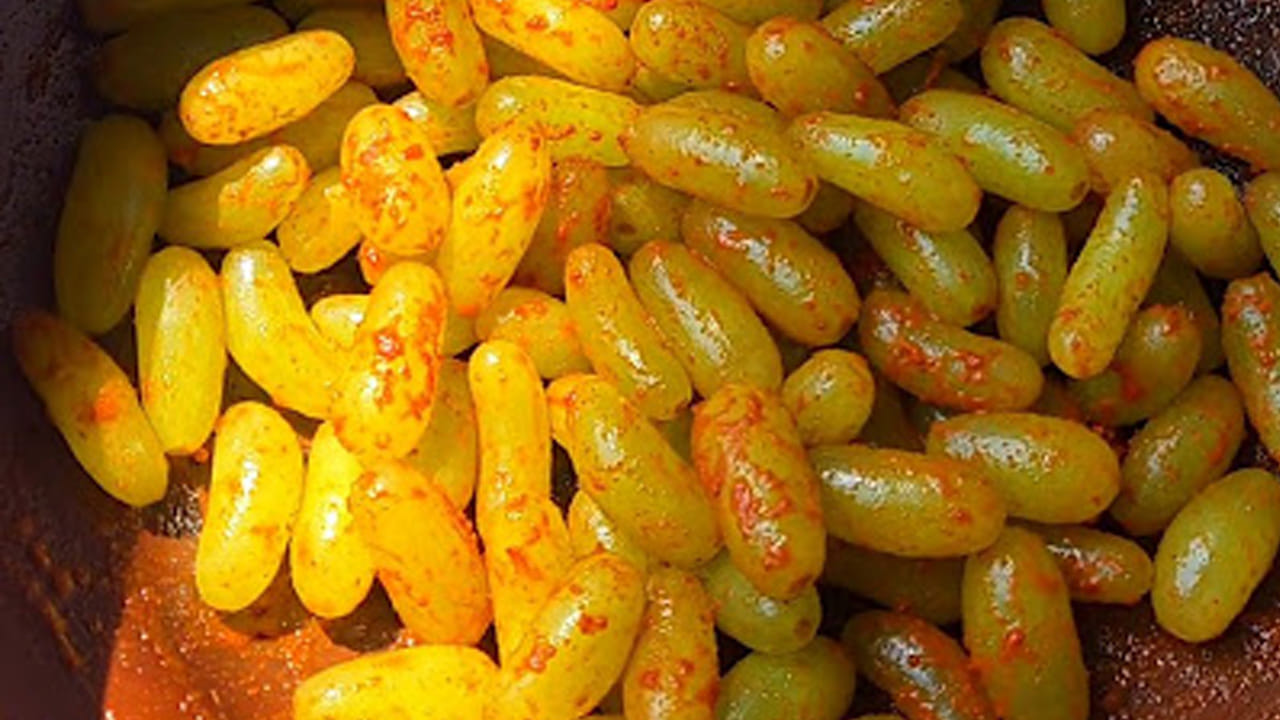 ఈ ఉడికిన ద్రాక్ష మిశ్రమంలో  ముందుగా చేసి పెట్టుకున్న చేసి ఒక టీ స్పూన్ ధనియాల పొడి, ఒక టీ స్పూన్ మసాలా పొడి వేసి, అది పచ్చి వాసన పోయే వరకు పది నిమిషాలు పాటు బాగా స్టవ్ మీదే  ఉంచి మరిగించాలి. 