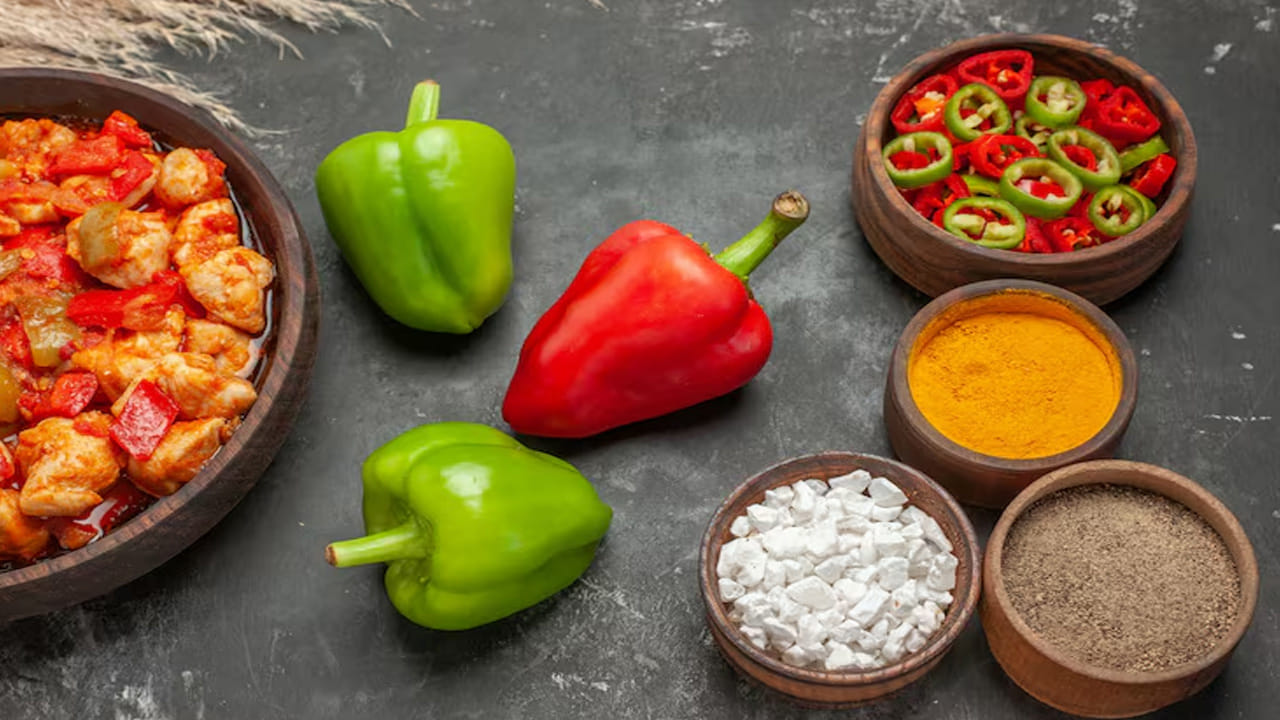 గ్రీన్‌ క్యాప్సికమ్‌ తినటం వల్ల రక్తహీనతను తగ్గించడంలో సహాయపడతాయి. శీరీరానికి కావాల్సిన ఇనుము, విటమిన్లకు మంచి వనరు. వీటిని తీసుకోవడం వల్ల ఇనుము లోపాన్ని అధిగమించవచ్చు. బరువు తగ్గడానికి ప్రయత్నిస్తున్న వారు వీటిని తినటం మంచిది. దీంతో మీరు సులభంగా బరువు తగ్గవచ్చు. త్వరగా బరువు తగ్గడానికి సహాయపడే అనేక పోషకాలను కలిగి ఉంటాయి.