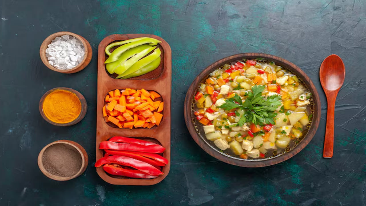 అంతేకాదు.. ఇది చర్మానికి కూడా మంచిది. ఇందులో క్యాప్సైసిన్ అనే పదార్థం ఉంటుంది. ఇది చర్మాన్ని అనేక సమస్యల నుండి రక్షించడంలో సహాయపడుతుంది. తరచూ తినడం వల్ల ఆరోగ్యకరమైన చర్మాన్ని కాపాడుకోవచ్చు. దీనిలో విటమిన్లు E, C ఉంటాయి. ఇవి కొల్లాజెన్ ఉత్పత్తిని పెంచుతాయి. చర్మాన్ని యవ్వనంగా, ప్రకాశవంతంగా ఉంచుతాయి. ఇందులో విటమిన్ B6, జుట్టు కుదుళ్లను బలోపేతం చేసే యాంటీఆక్సిడెంట్లు కూడా ఉంటాయి. 