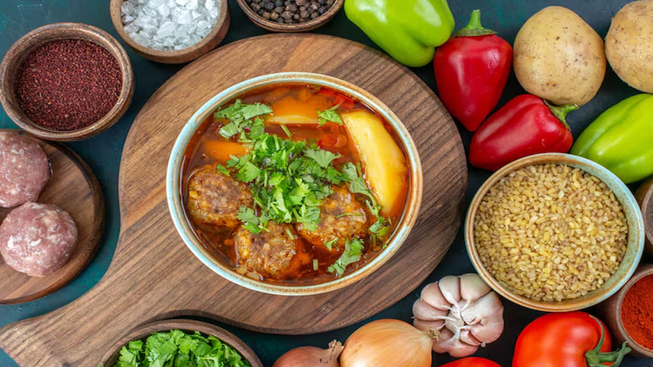 గ్రీన్‌క్యాప్సికమ్‌లో లుటీన్, జియాక్సంతిన్ అనే సమ్మేళనాలు ఉంటాయి. ఇవి కళ్ళకు ప్రయోజనకరం. పచ్చి క్యాప్సికమ్‌ తినడం వల్ల కళ్ళు ఆరోగ్యంగా ఉంటాయి. దీనిలోని పోషకాలు హానికరమైన UV కిరణాలు,  స్క్రీన్‌ల నుండి వచ్చే నీలి కాంతి నుండి కళ్ళను రక్షించడంలో సహాయపడతాయి.  