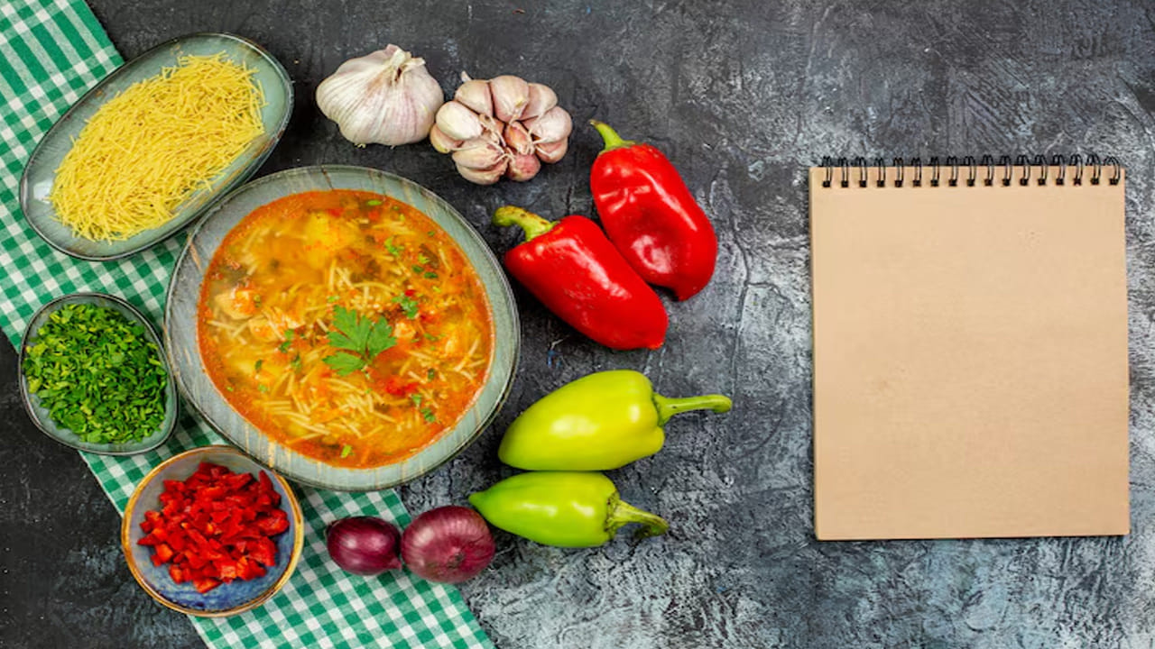 గ్రీన్‌ క్యాప్సికమ్‌లోని ఫ్లేవనాయిడ్లు, యాంటీఆక్సిడెంట్లు వంటి సమ్మేళనాలు ఉంటాయి. ఇవి క్యాన్సర్ నిరోధక లక్షణాలను కలిగి ఉంటాయి. ఈ సమ్మేళనాలు ఆక్సీకరణ ఒత్తిడిని ఎదుర్కోవడాని, వాపును తగ్గించడానికి సహాయపడతాయి. ఇలా క్యాప్సికంను రోజూ తిన‌డం వ‌ల్ల అనేక లాభాల‌ను పొంద‌వ‌చ్చు. దీన్ని ఉడ‌క‌బెట్టి లేదా నేరుగా స‌లాడ్ రూపంలోనూ తిన‌వ‌చ్చు.