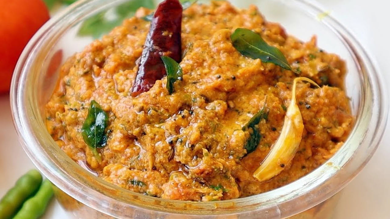 ముందుగా స్టవ్ వెలిగించి పాన్ లో ఆయిల్ వేసి అది వేడయ్యాక దానిలో పచ్చి టమాటా ముక్కలు దానిలో వేసి అవి మగ్గిన తర్వాత  పచ్చిమిర్చి ముక్కలు, చింతపండు వేసి స్టవ్ మీదే వాటిని వేయించాలి. 