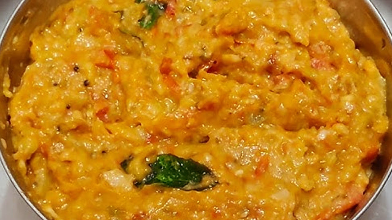 ఇక ఇప్పుడు రొటీలో పచ్చి టమాటా ముక్కలు వేసి కచ్చా పచ్చాగా దంచుకోవాలి. ఆ తర్వాత ఆరు వెల్లుల్లి రెబ్బలు, అర టీ స్పూన్  జీలకర్ర, రుచికి సరిపడా సాల్ట్ ను వేసి, ఉల్లిపాయ ముక్కలు కూడా వేసి వాటిని కూడా బాగా రుబ్బుకోవాలి.