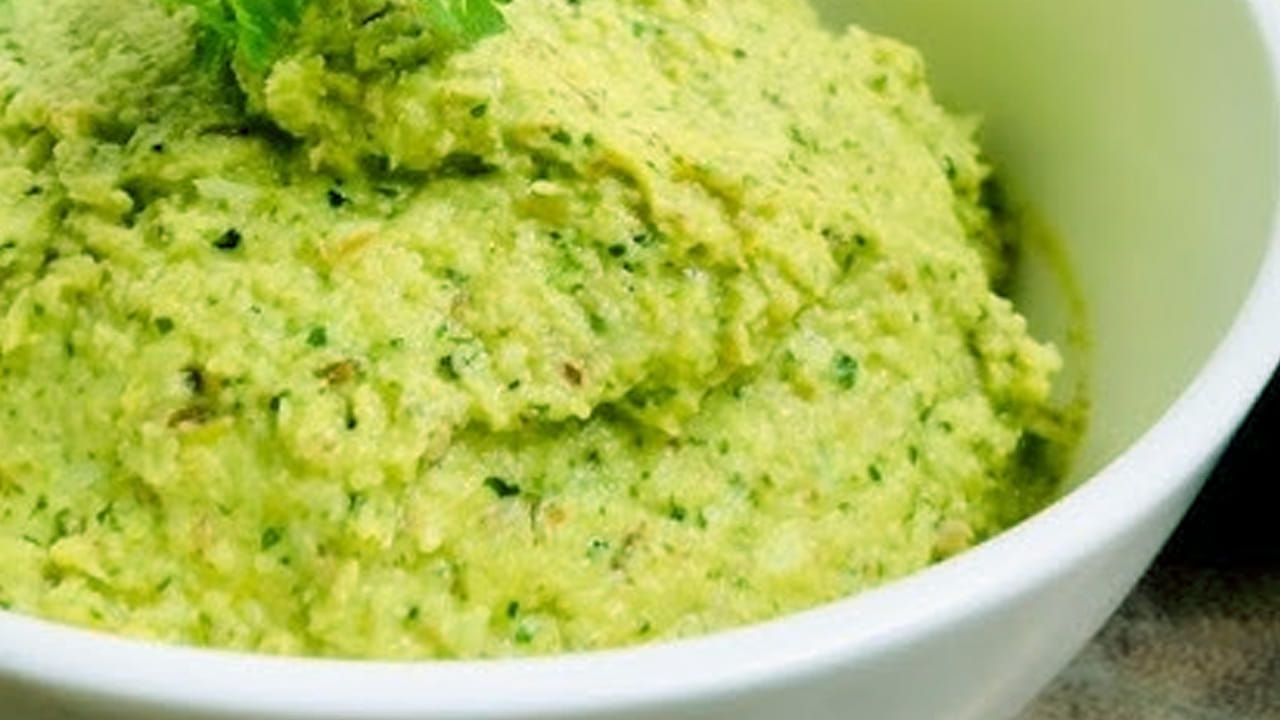 ఇక ఇప్పుడు పోపుపెట్టడానికి స్టవ్ వెలిగించి పాన్ లో పొయ్యి మీద పెట్టి దానిలో ఆయిల్ వేసి అది వేడయ్యాక కొద్దిగా  ఆవాలు, పచ్చి శనగపప్పు, మినుములు, నాలుగు ఎండుమిర్చి, కరివేపాకు ఆకులు, అర కట్ట కొత్తిమీర వేసి దానిని పోపు వేసుకోవాలి