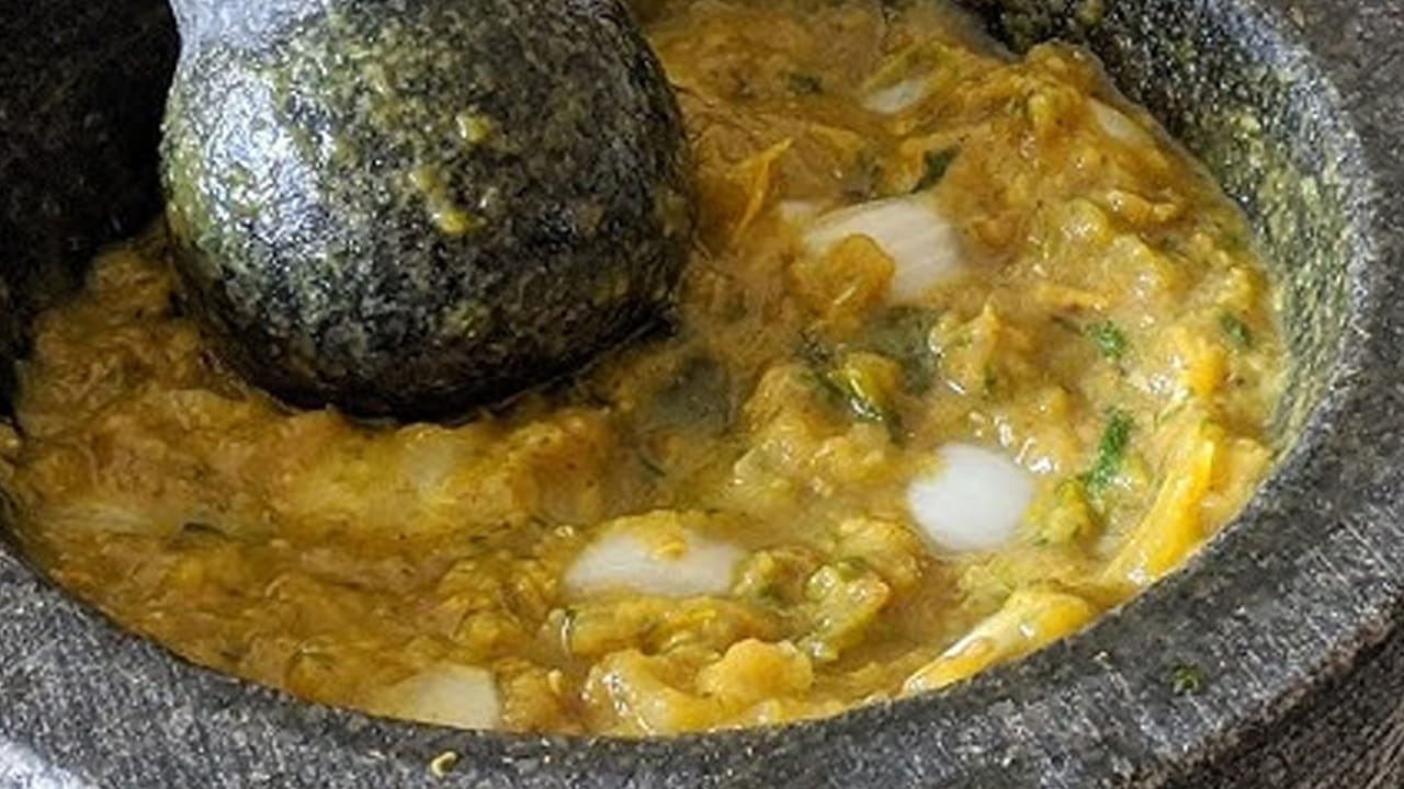 అంతే, వేడి వేడి పచ్చి టమాటా పచ్చడి రెడీ. దీనిని వేడి అన్నంలో ఒక స్పూన్ వేసి తింటే చికెన్, మటన్ కూడా సరిపోవు. మీరు కూడా మీ ఇంట్లో ఈ కొలతలతో  ట్రై చేయండి.