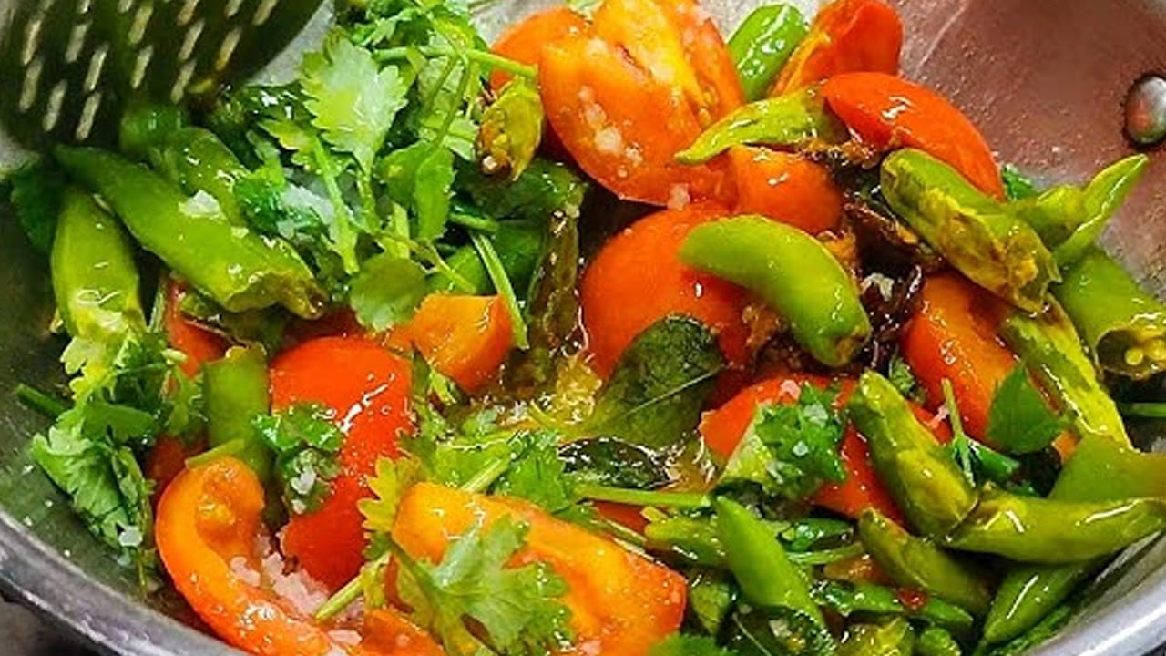 కావాల్సిన పదార్ధాలు : పావు కిలో పాచి టమాటోలు, 150 గ్రాముల పచ్చిమిర్చి, 100 గ్రాముల చింతపండు, 10 వెల్లుల్లి రెబ్బలు, అర టీ స్పూన్ జీలకర్ర, రుచికి సరిపడా ఉప్పు, రెండు ఉల్లిపాయలు, రెండు టేబుల్ స్పూన్స్ నూనెను తీసుకోవాలి. 
