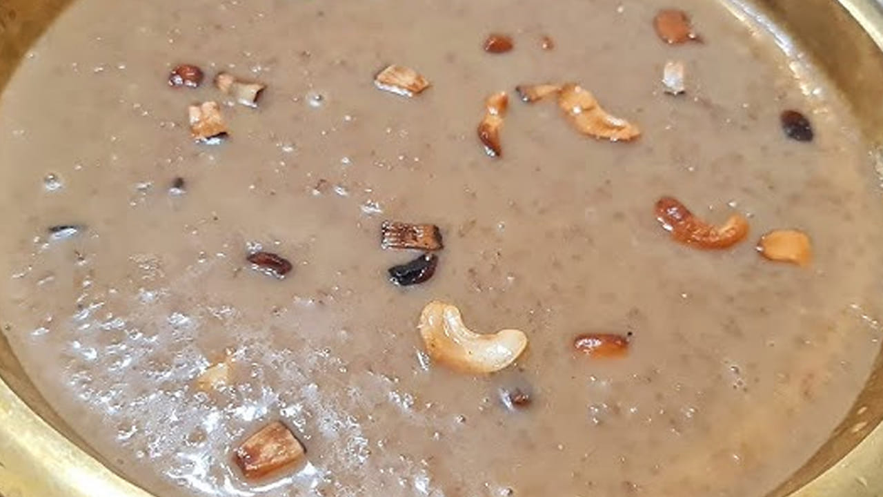 పండిన జామకాయలను శుభ్రంగా కడిగి, నాలుగు భాగాలుగా  కట్ చేసి చిన్న చిన్న ముక్కలుగా చేసుకోవాలి. వీటిని రోటిలో కానీ, మిక్సీలో కానీ, వేసి నీరు పోస్తూ మెత్తగా రుబ్బుకోవాలి. తర్వాత, దీనిని తీసుకుని వడపోసి గింజలను తొలగించి,  జామ గుజ్జును ఒక గిన్నెలోకి తీసుకోవాలి.  
