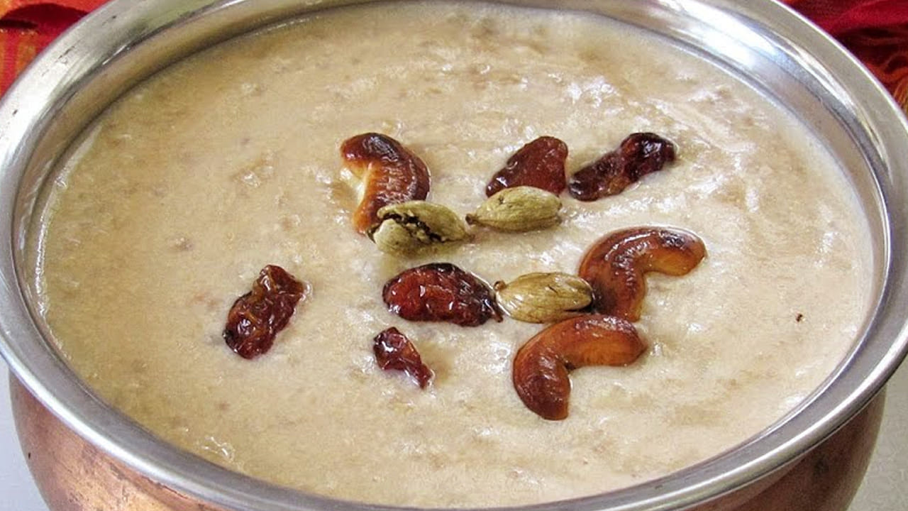 ఇక ఇప్పుడు స్టవ్ వెలిగించి ఒక పాత్ర పెట్టి  నాలుగు కప్పులు పాలు పోసి, అవి చిక్కబడే వరకు వాటిని బాగా మరిగించాలి
 పాలు రంగు మారిన తర్వాత, దానిలో ముందుగా పక్కన పెట్టుకున్న జామకాయ పేస్ట్ ను వేసి, మీడియం మంట మీద ఈ మిశ్రమాన్ని కలుపుతూ 10 నిమిషాల పాటు బాగా ఉడికించాలి.

