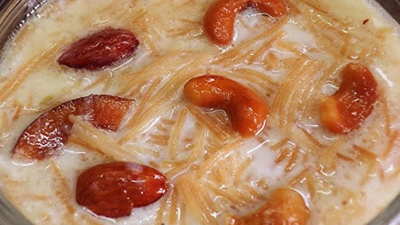 ఇది బాగా ఉడికిన తర్వాత బెల్లం లేక పంచదార,  ఏలకుల పొడి, తురిమిన బెల్లం కూడా వేసి అది కరిగేపోయే వరకు స్టవ్ మీదే ఉంచండి. మళ్ళీ స్టవ్ వెలిగించి నెయ్యిలో జీడిపప్పు, బాదం, కిస్‌మిస్‌లను కూడా వేసి వేయించి, పాయసంలో మిక్స్ అయ్యేలా  కలుపుకోవాలి.
