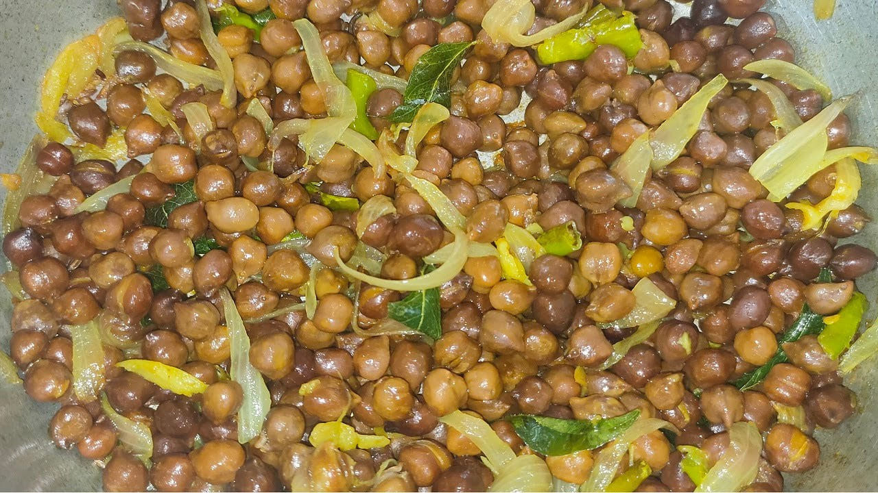 అదే విధంగా హోలీ పండుగ సమయంలో కొందరు శనగలతో కూడా గుడాలు తయారు చేస్తుంటారు. దీని కోసం ముందుగా రెండు కప్పుల శనగలు తీసుకుంటారు.  వీటిని ఒక రోజు ముందు నానబెట్టి , మరసటి రోజు ఒక బౌల్ తీసుకొని వాటిని మరోసారి శుభ్రంగా కడిగి, సరిపడ నీళ్లు పోసి ఉడకబెడతారు. ఇది కాస్త ఉడికిన తర్వాత అందులో కొంచెం సాల్ట్ వేసి మరో 10 నిమిషాలు ఉడకబెడతారు.