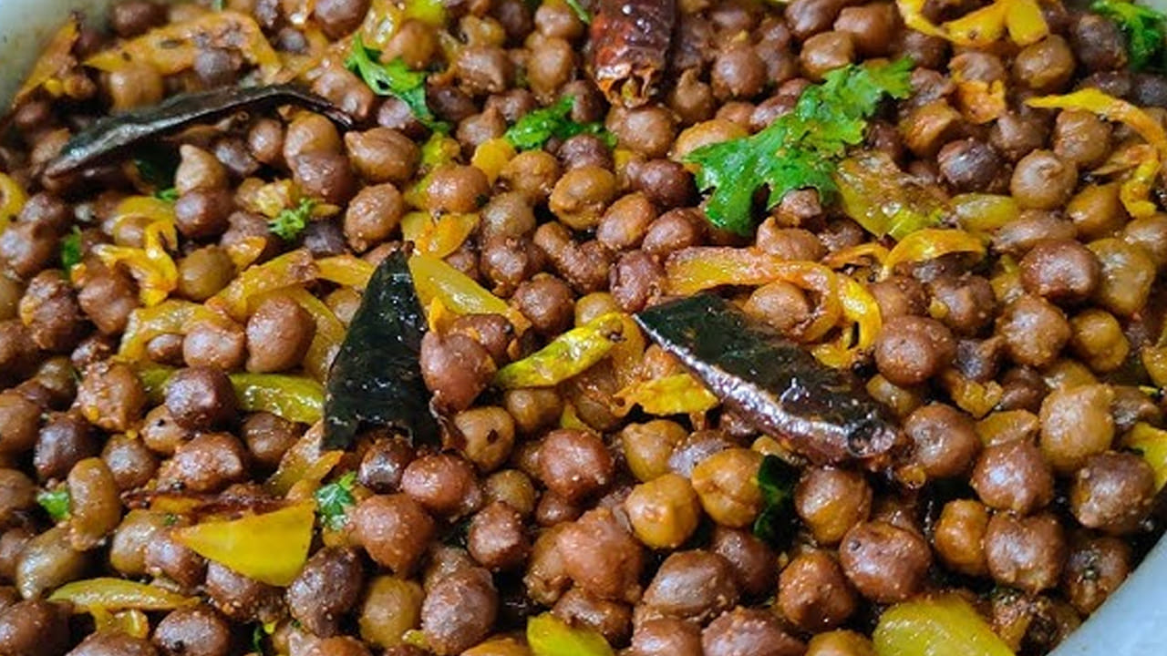 కనీసం 20 నిమిషాల పాటు ఇవి బాగా ఉడికిన తర్వాత వీటిని వేరే బౌల్ లోకి తీసుకొని పక్కన పెట్టుకోవాలి. తర్వాత గుడాలు చాలా టేస్టీగా ఉండటం కోసం, పోపు ప్రిపేర్ చేసుకోవాలి.